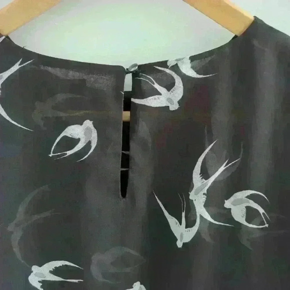 BANANA REPUBLIC | Women's Gray/White Swallow Print 3/4 Length Sleeved Bl… - Picture 6 of 6